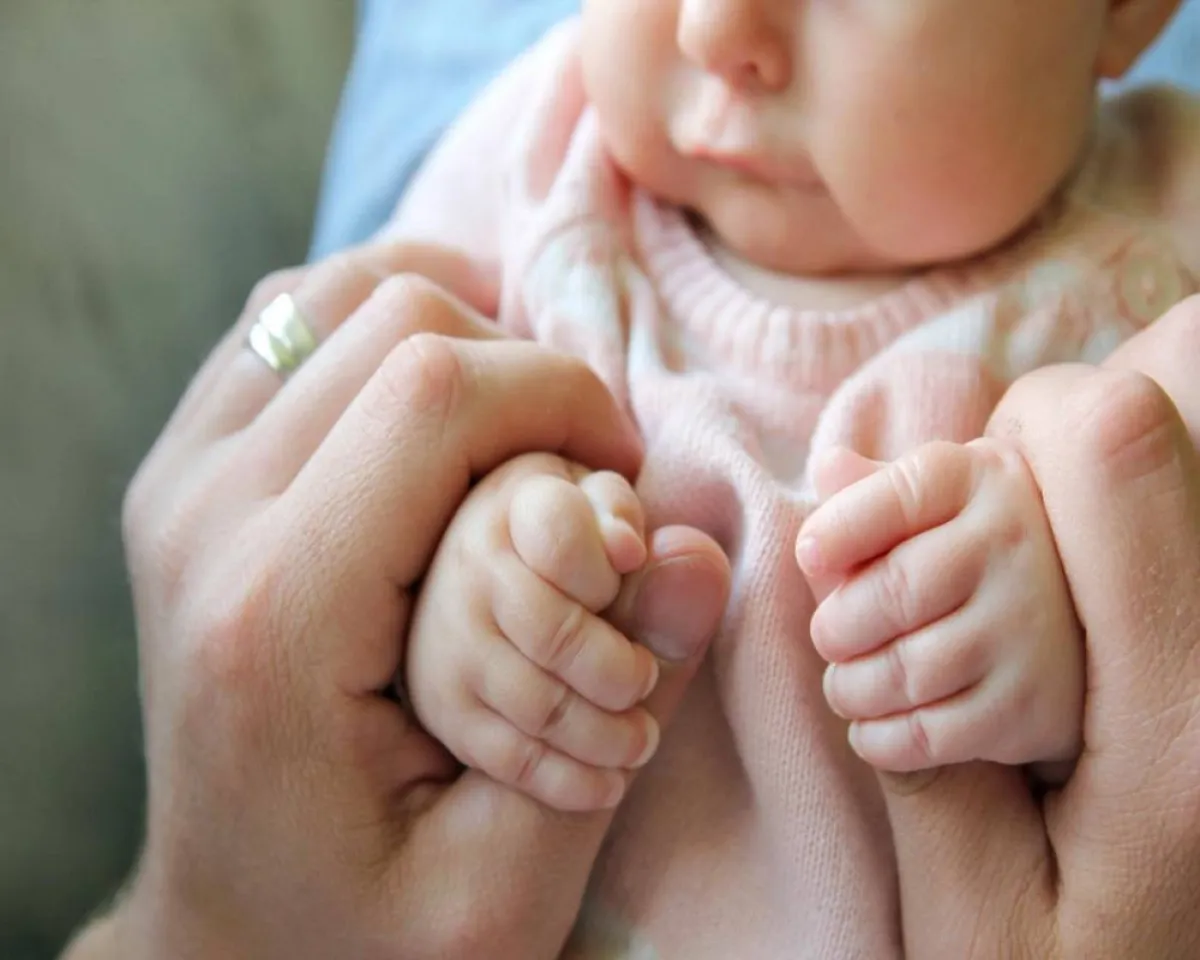 صورة لطفل صغير لديه مهارات التواصل