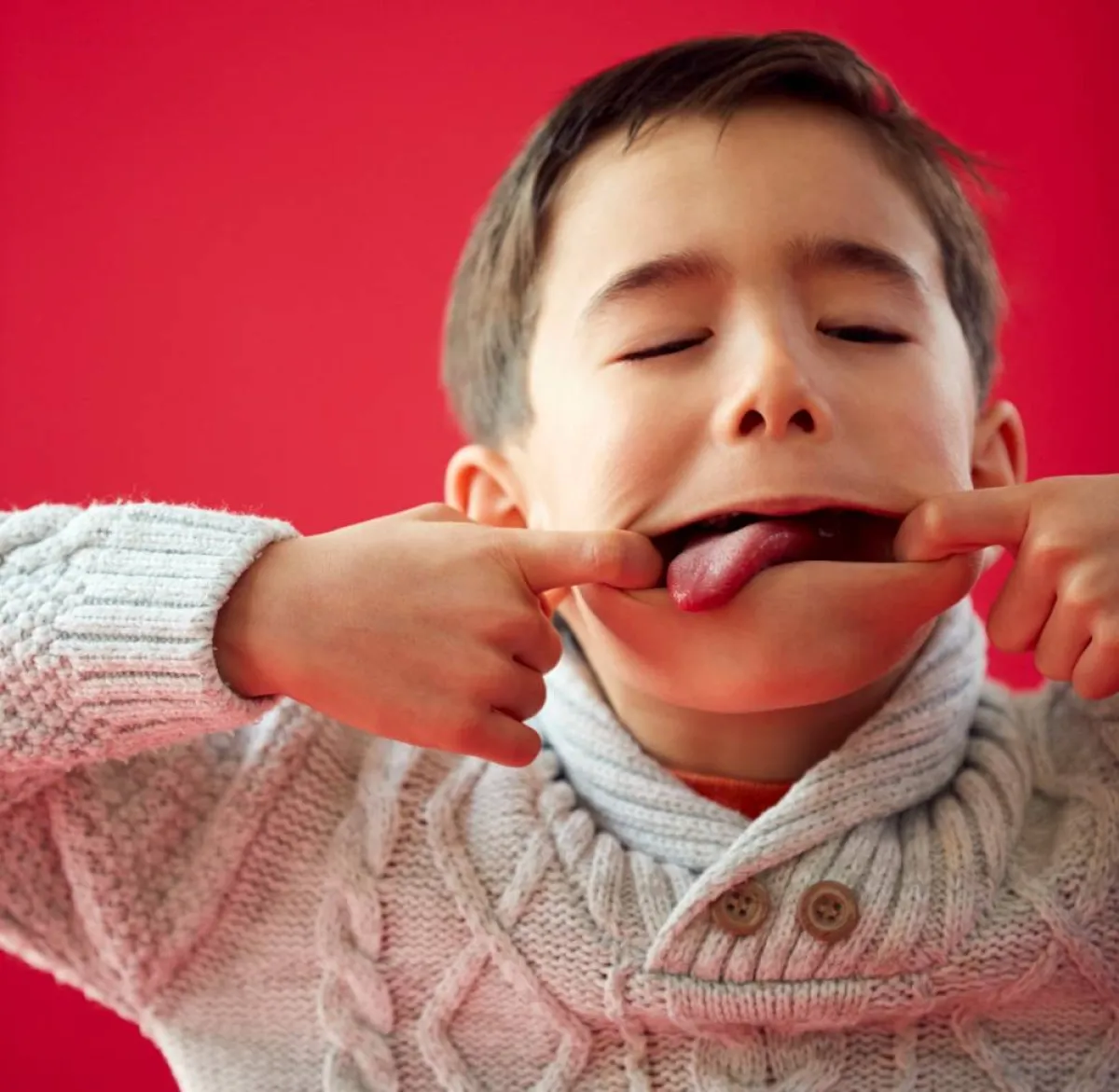 صورة لطفل يمارس سلوكاً سيئاً