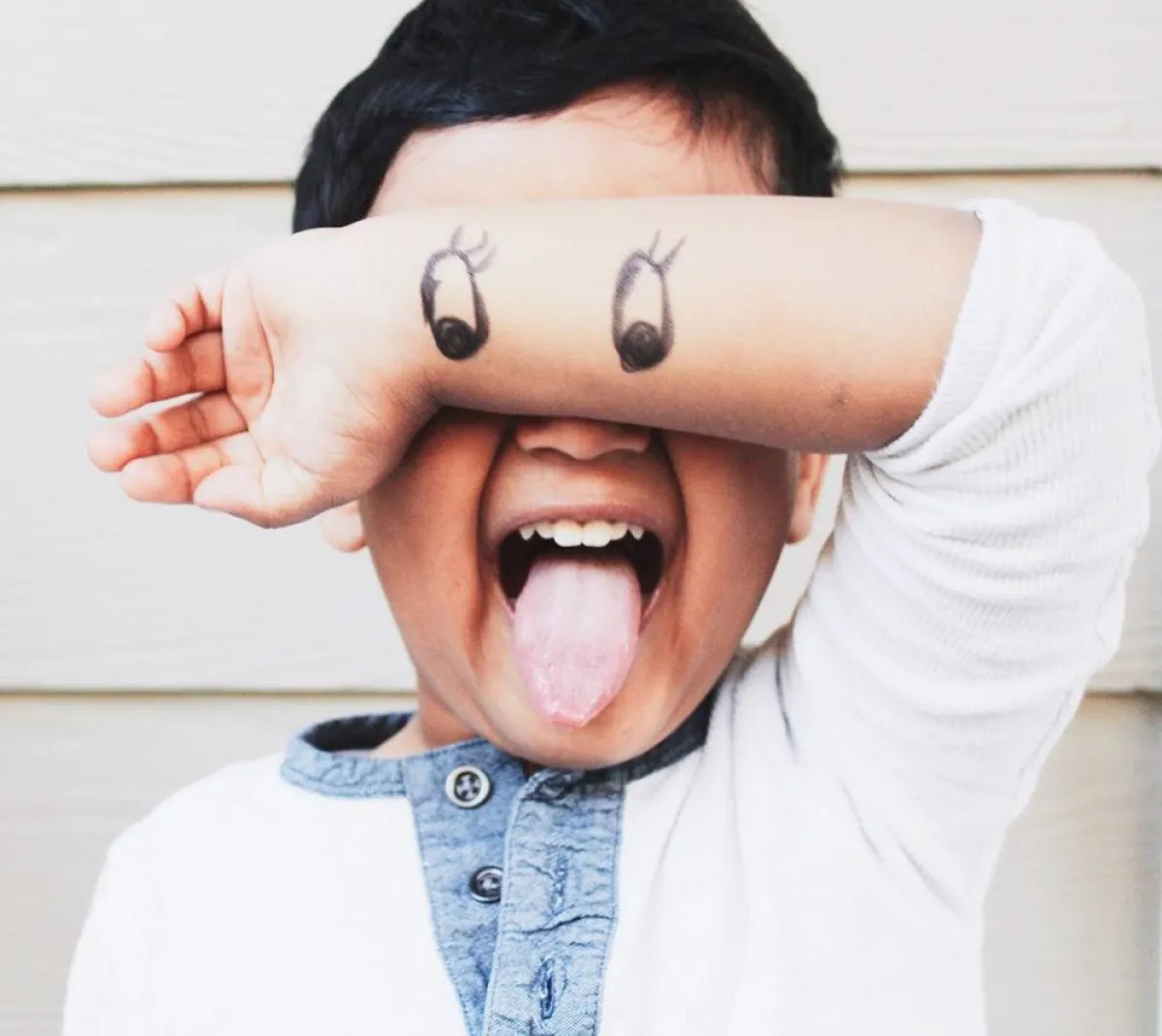 صورة لطفل يمارس سلوكاً محرجاً