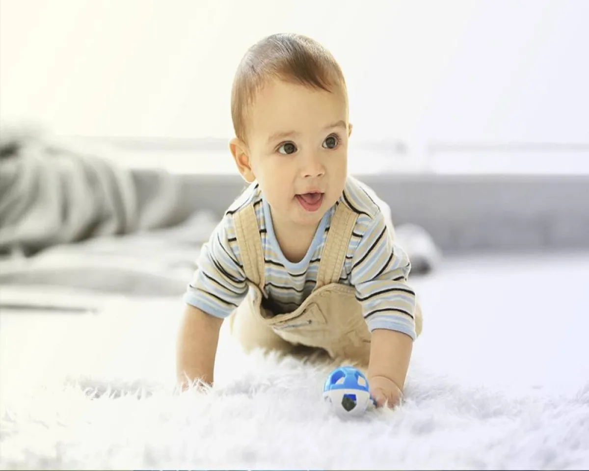 صورة لطفل صغير نائم على بطنه 