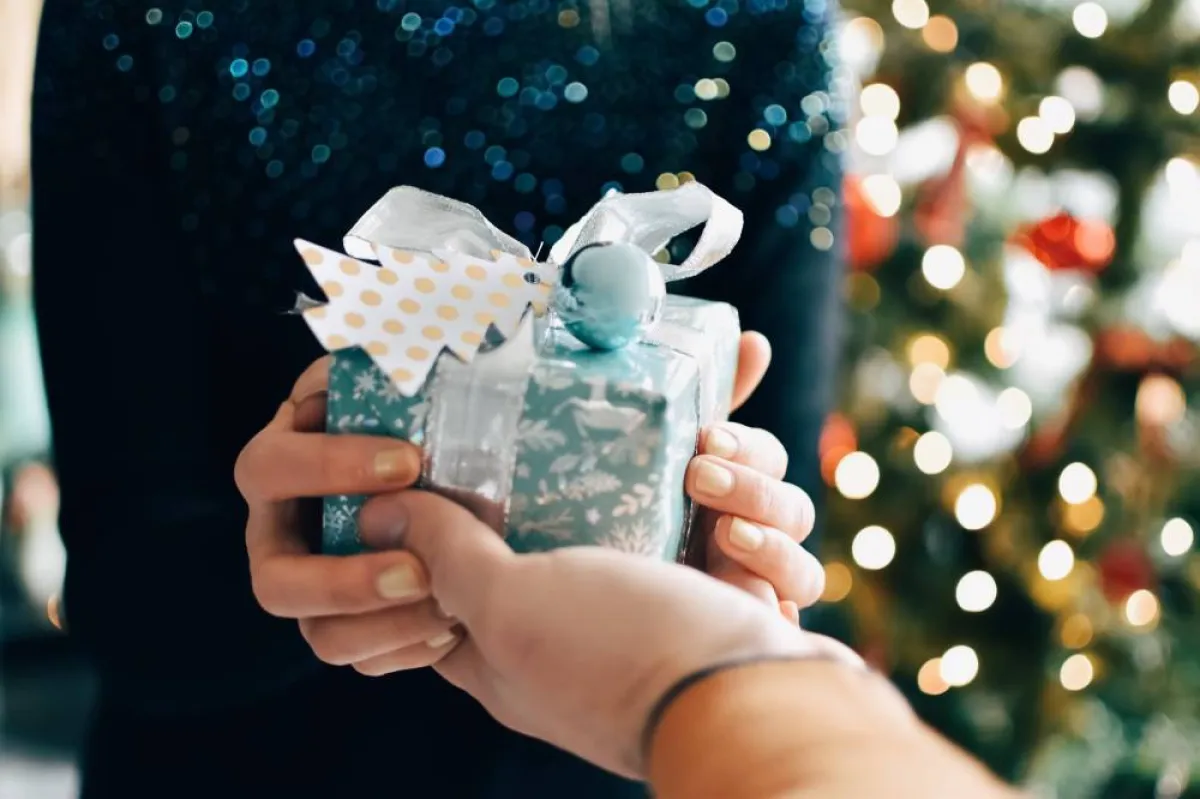 في يوم الأمّ، تقدّم الهدايا الشخصيّة لها