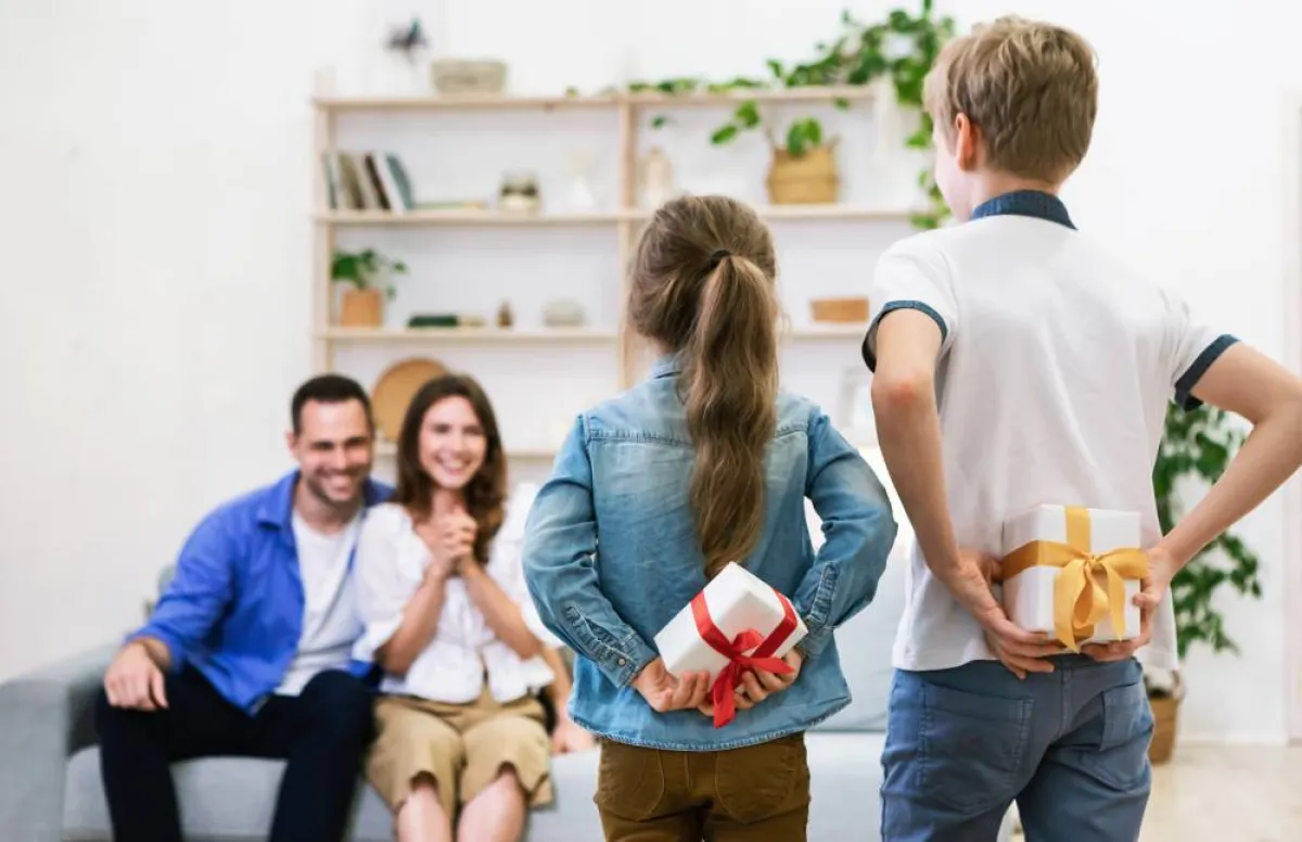  من واجبات الأب مساعدة الأبناء الصغار، في شراء هدية للأم في يومها