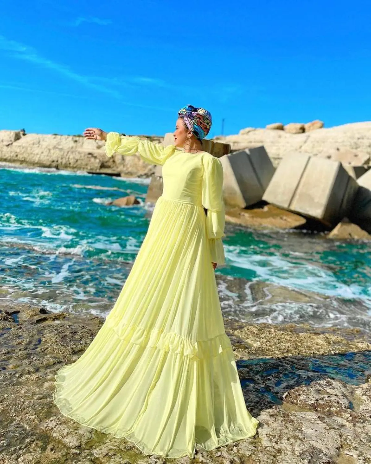 فاطمة نصر بفستان أصفر وتوربان متعدد الألوان