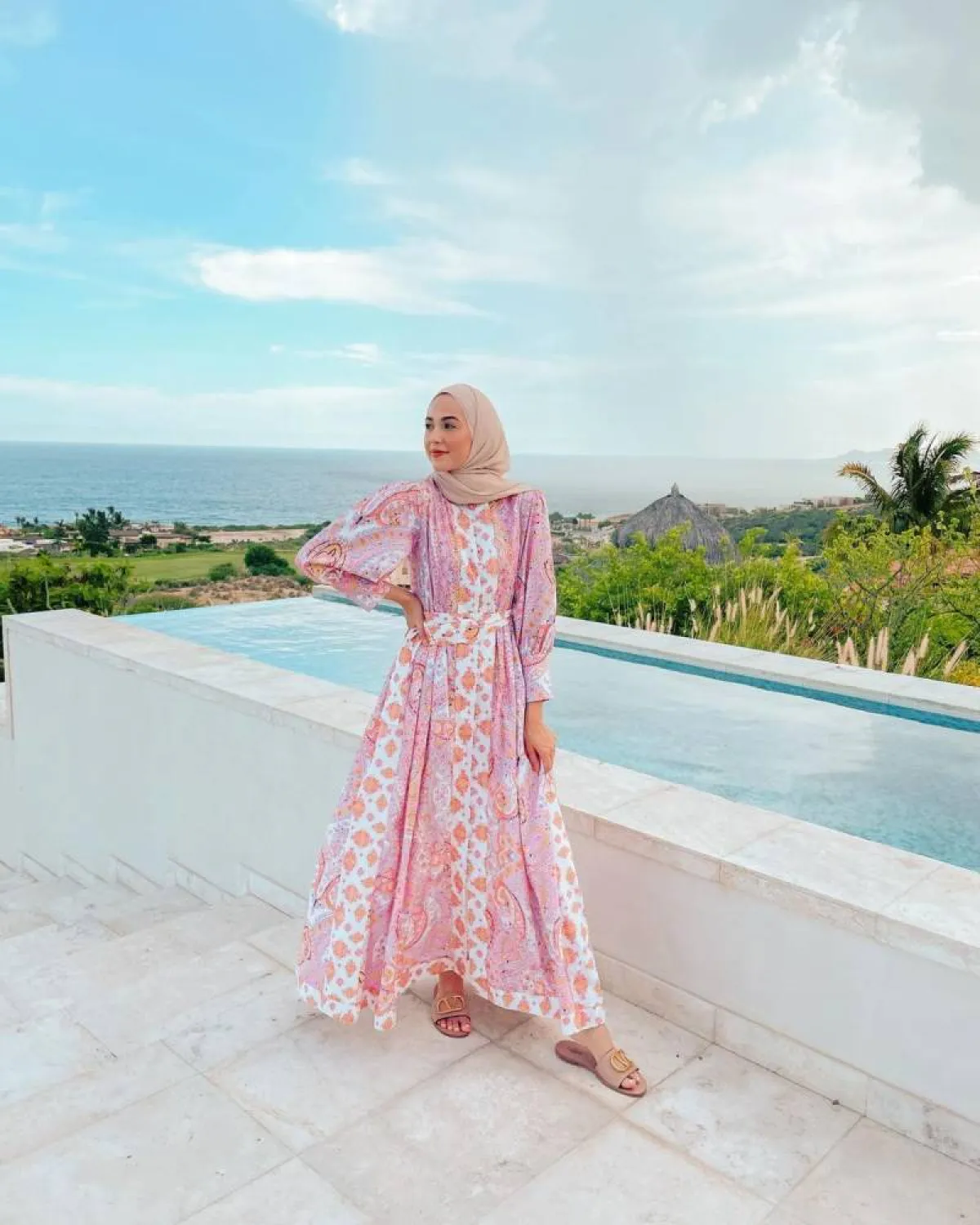 لينا صنوبر بفستان باللون الوردي والبرتقالي مع إيشارب بيج