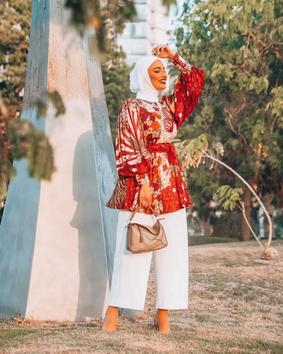 دلال الدوب بأزياء صيفية باللون الأحمر والأبيض وسروال واسع
