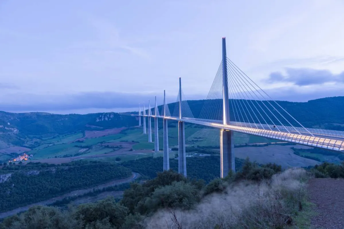 جسر ميلاو هو جسر طريق ضخم يمتد على طول وادي نهر تارن بالقرب من ميلاو في جنوب فرنسا