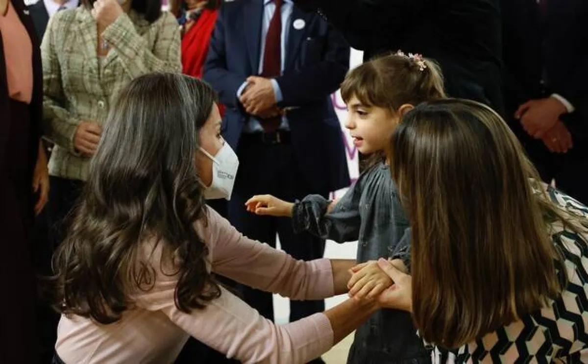 الملكة ليتيزيا مع أحد الأطفال- الصورة من موقع Casa Real