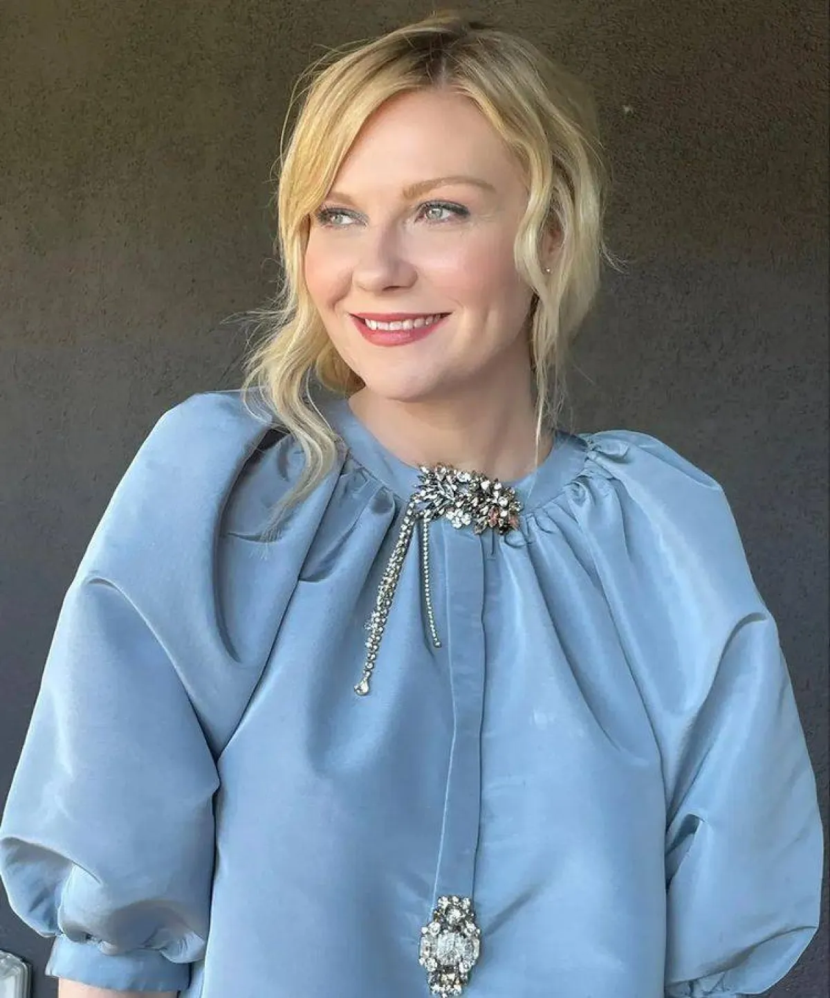 النجمة Kirsten Dunst-الصورة من حساب خبيرة المكياج Pati Dubroff على انستغرام