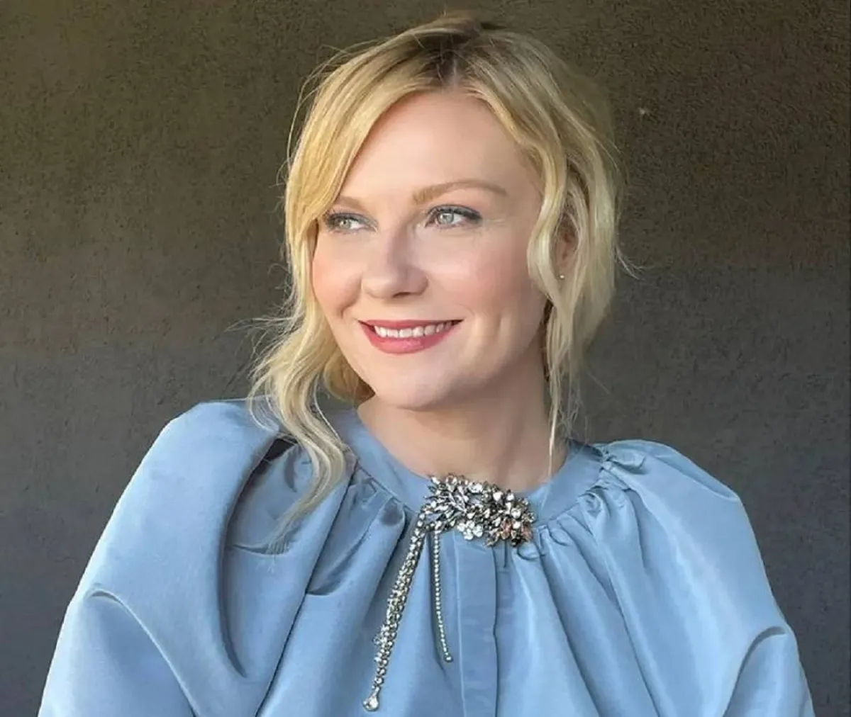 النجمة Kirsten Dunst -الصورة من حساب خبيرة المكياج Pati Dubroff على انستغرام