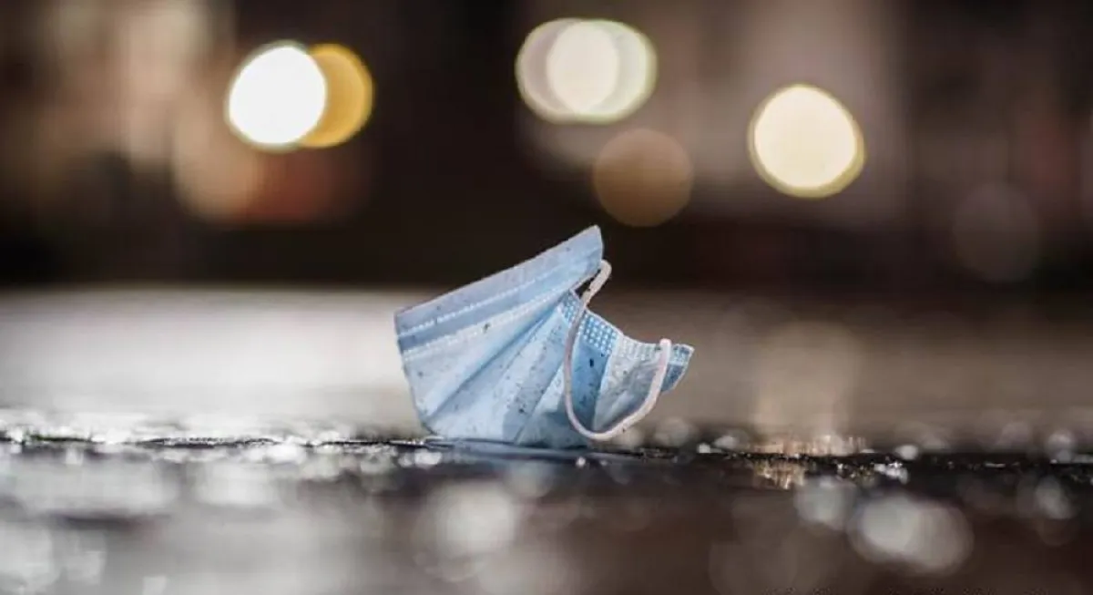 صورة كمامة ملقاة في الطريق