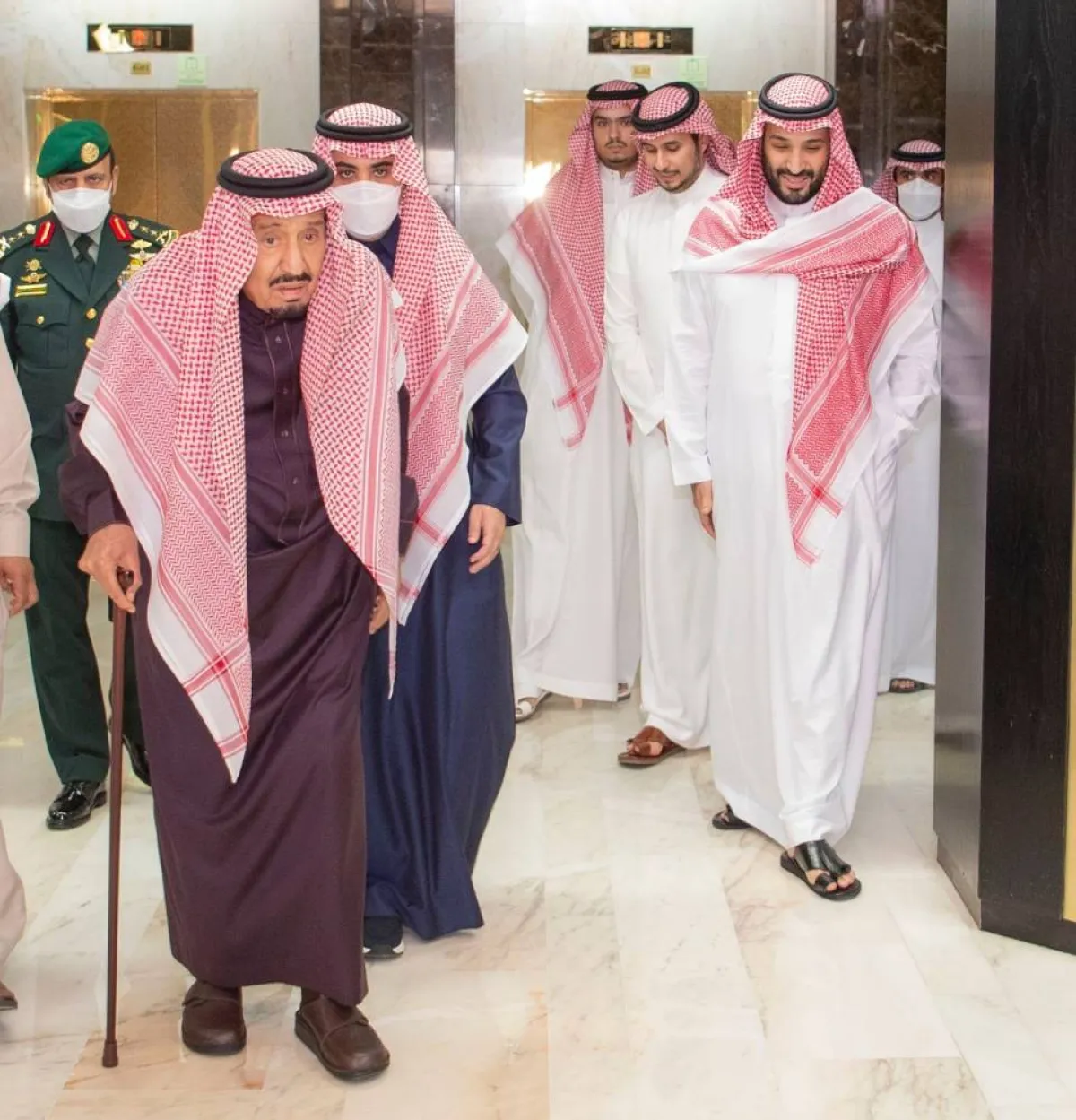 الملك سلمان بن عبدالعزيز يغادر مستشفى الملك فيصل بعد إجراء فحوصات طبية تكللت بالنجاح- الصورة من واس