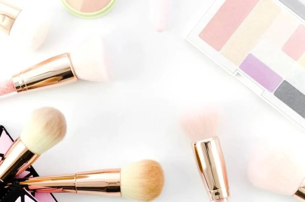 مستحضرات مكياج عين القطة الذهبي للعروس