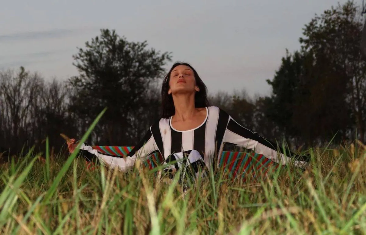 بيلا حديد - الصورة من حسابها في إنستغرام