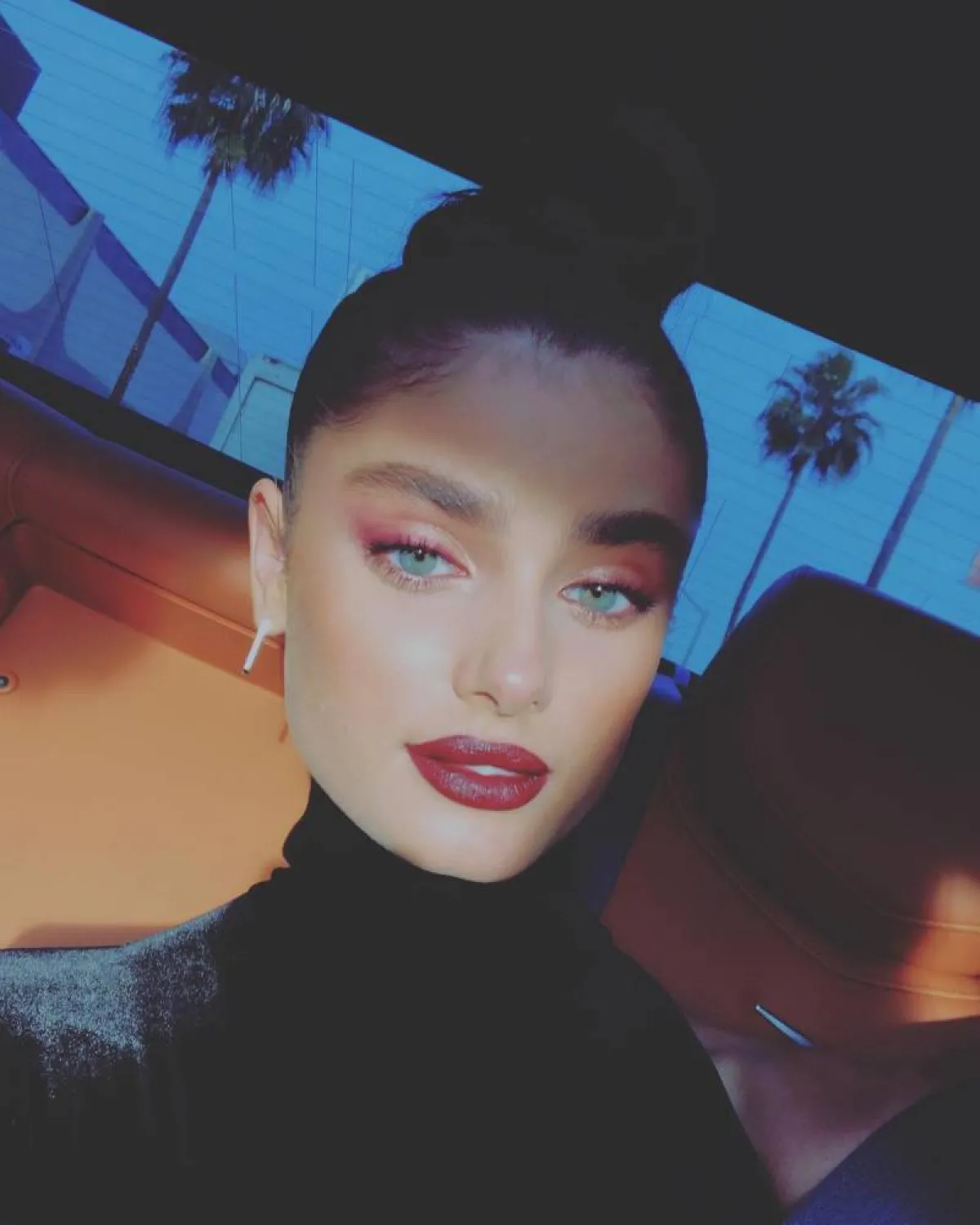 أفكار مكياج عروس باللون الذهبي والبرغندي