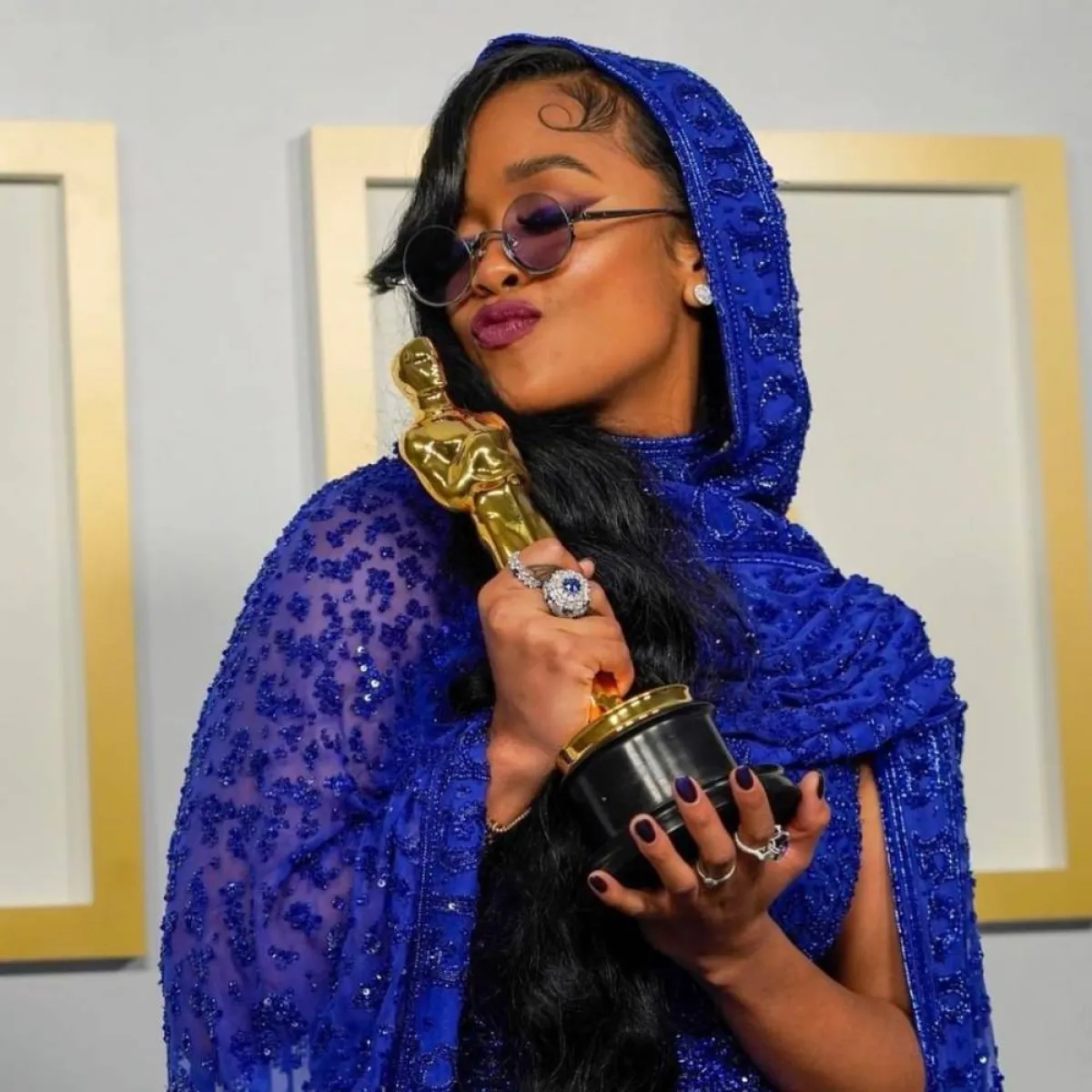 إطلالة H.E.R في إوسكار 2021