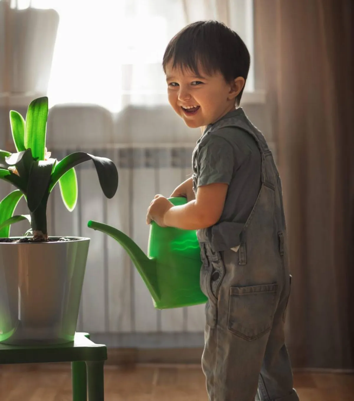صورة طفل يسقي الزرع