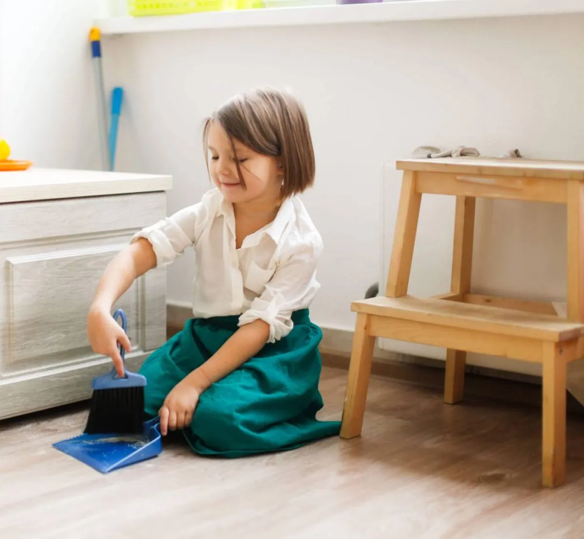 صورة لطفلة تكنس الأرض