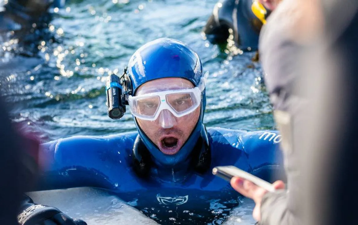 فرنسي يسجل رقما قياسيا في السباحة تحت الجليد