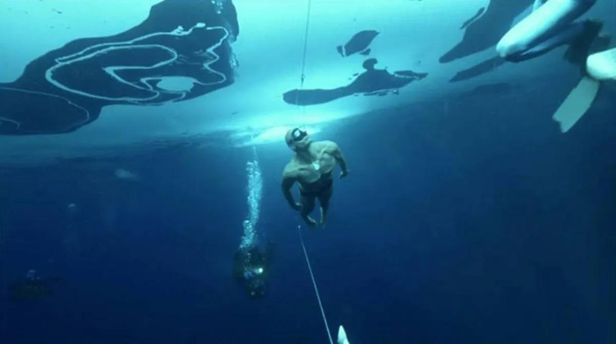 فرنسي يسجل رقما قياسيا في السباحة تحت الجليد