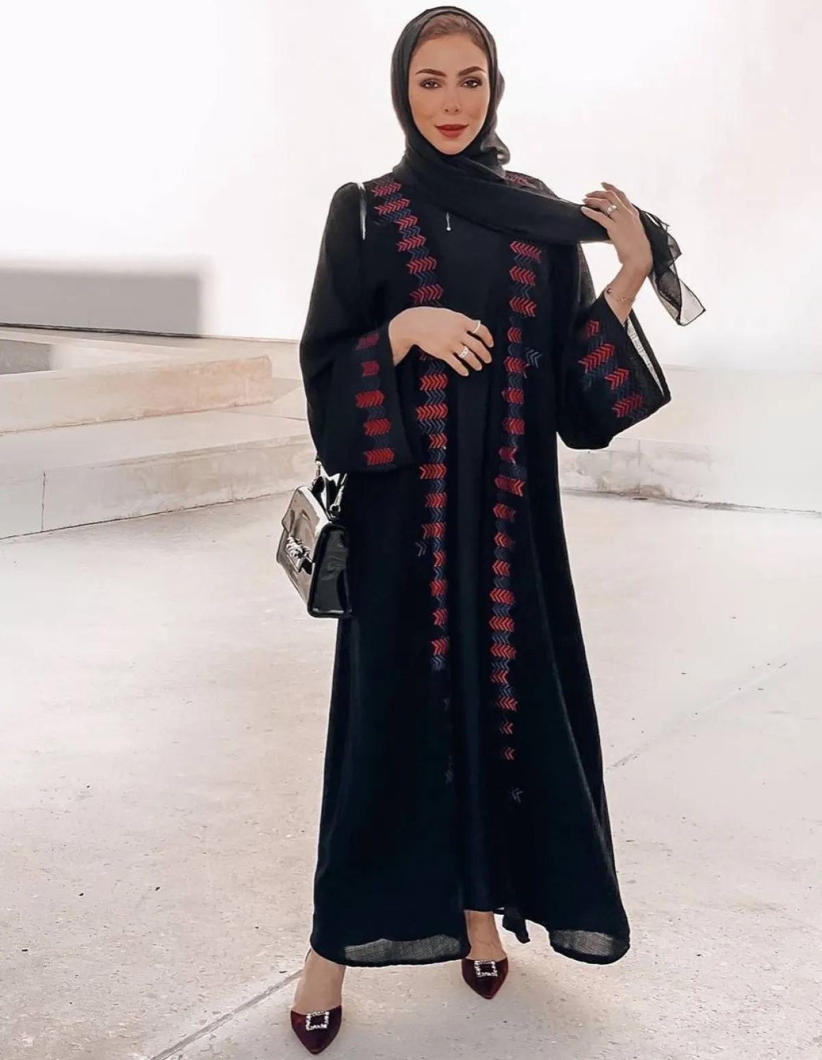 عباية مطرزة