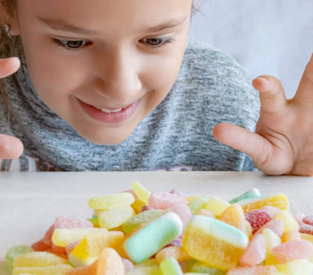 صورة لطفل يقدم على تناول الحلويات اللزجة