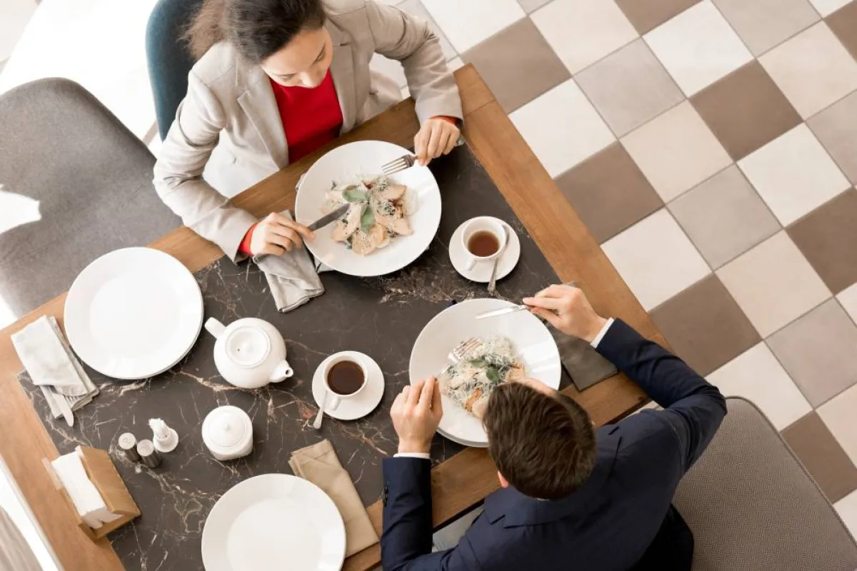 قواعد الإتيكيت تدعو إلى التأكيد على الدعوة، وذلك قبل 3 أيّام من الموعد المحدّد  