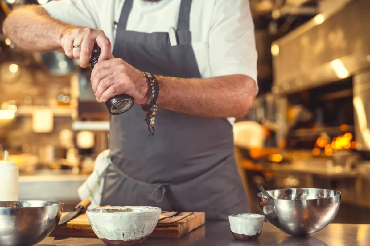 صورة لرجل  يطبخ