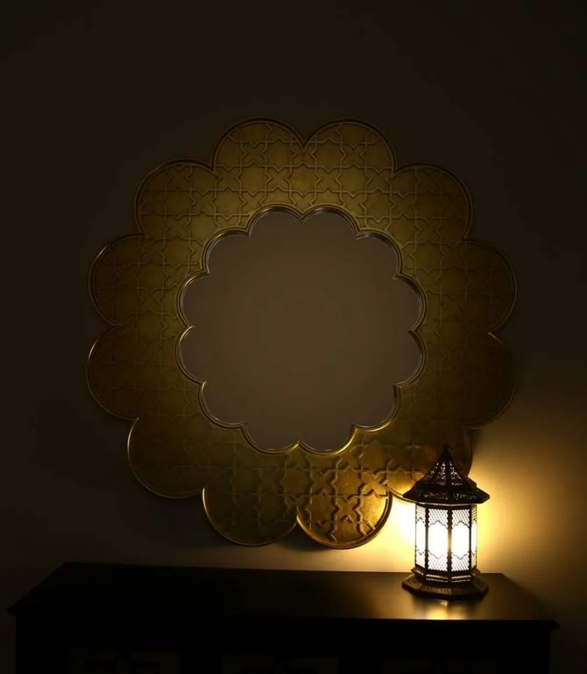 الفانوس اكسسوار يرمز إلى رمضان، وهو يستخدم في التزيين