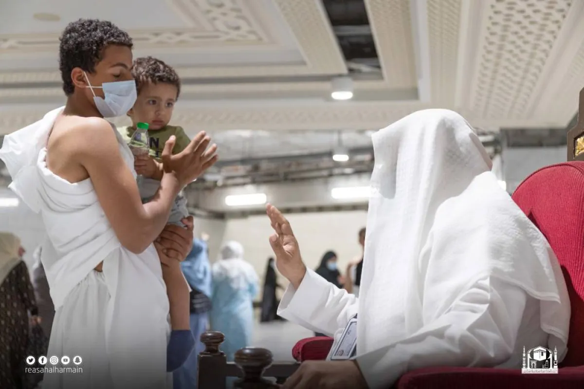 (32) شيخا للإجابة عن شؤون السائلين بالمسجد الحرام على مدار الساعة