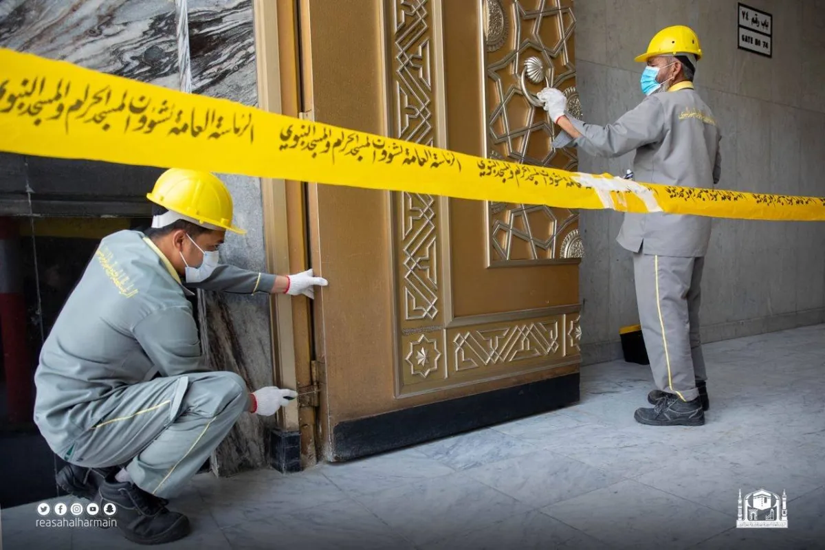 صيانة أبواب المسجد الحرام استعدادًا لشهر رمضان المبارك