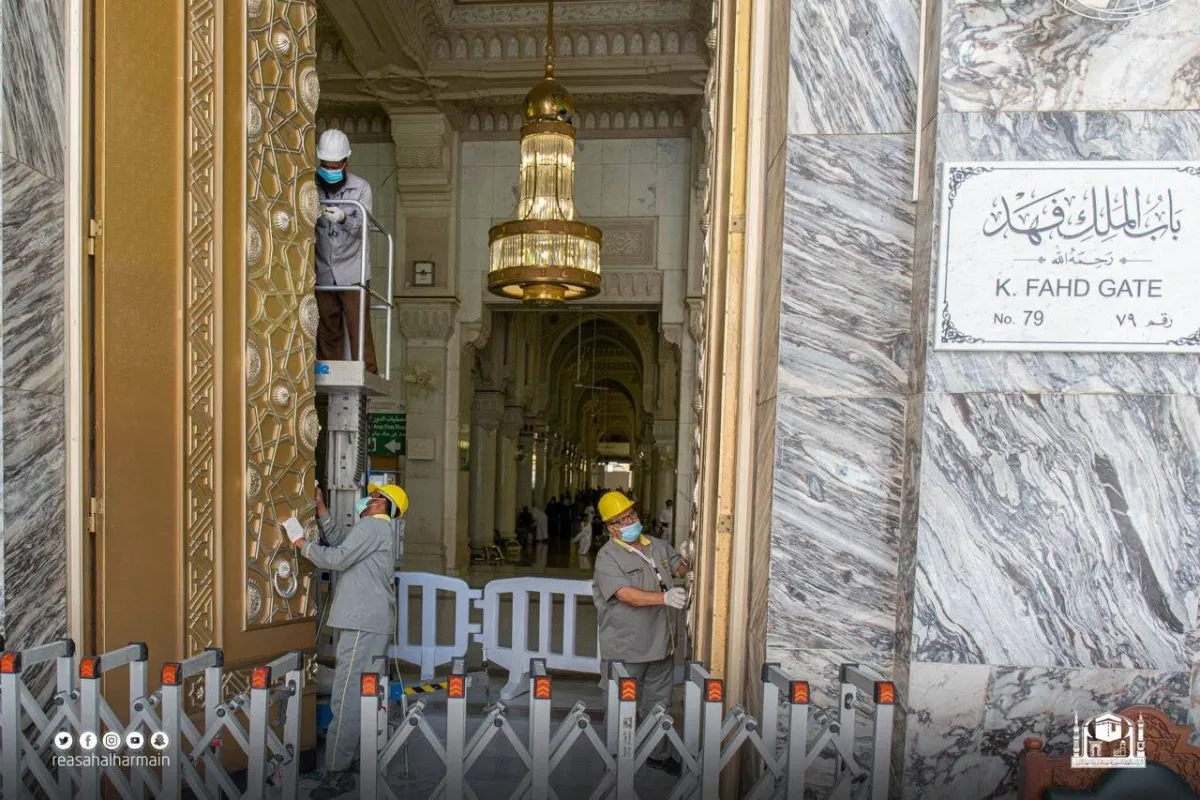 اثناء عمليات الصيانة للابواب