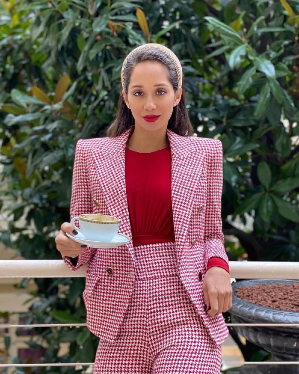 لانا الساحلي ببدلة كاروهات باللونين الوردي والأحمر وسروال هاي ويست