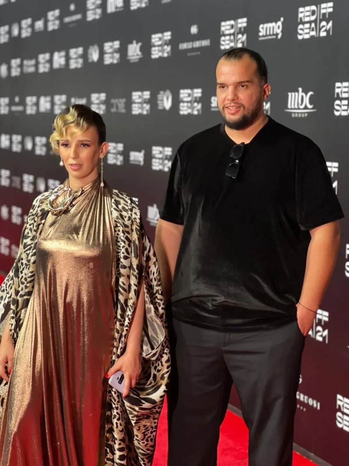 مخرج الفيلم صالح إسعاد وبطلة الفيلم في مهرجان البحر الأحمر بجدة- الصورة من حساب المخرج على الفيسبوك