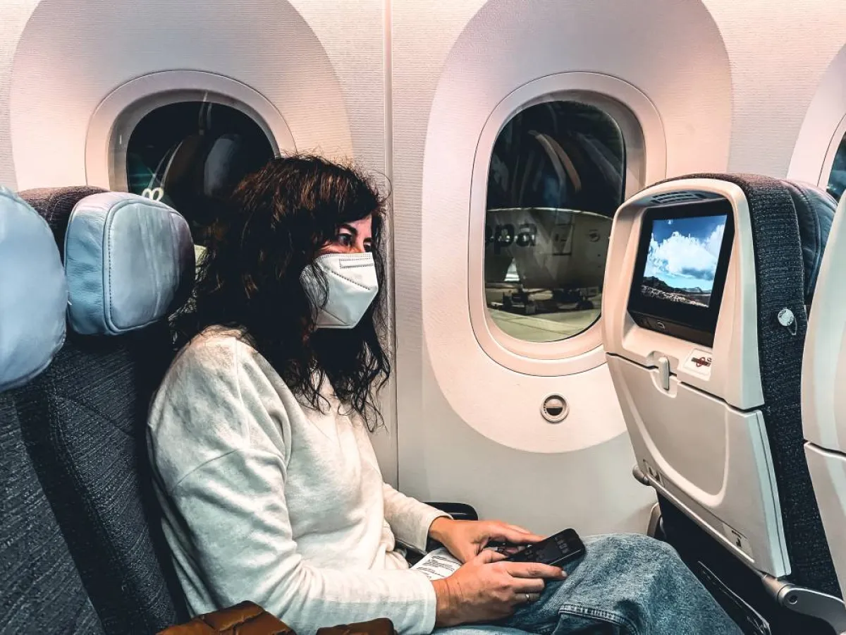 ارتداء القناع الطبي على متن الطائرة