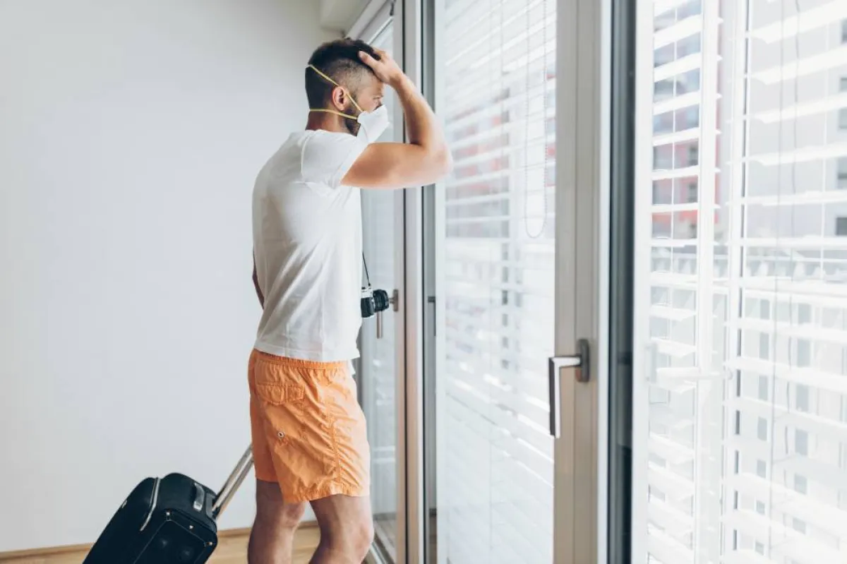 عدم مخالطة موظفي المطار فترة طويلة