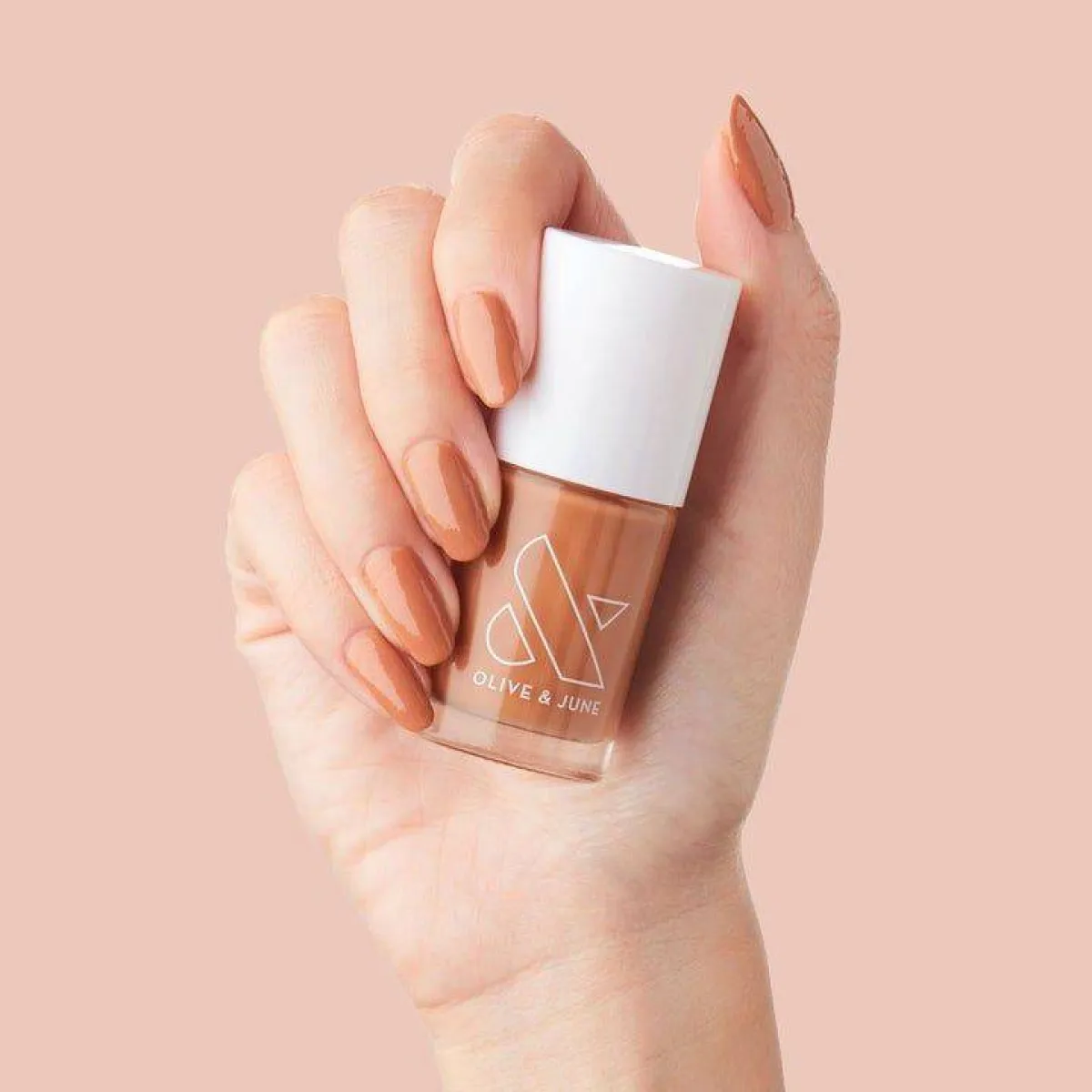 طلاء أظافر بني فاتح