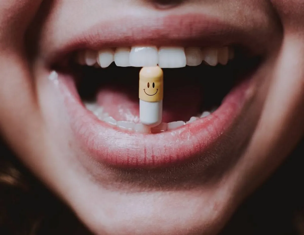 صورة لطفل يتناول أدوية تسبب النعاس