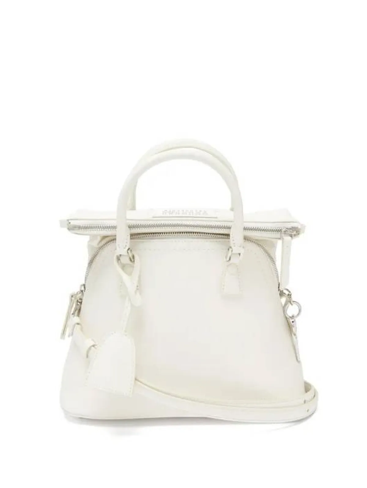 إكسسوارات باللون الأبيض