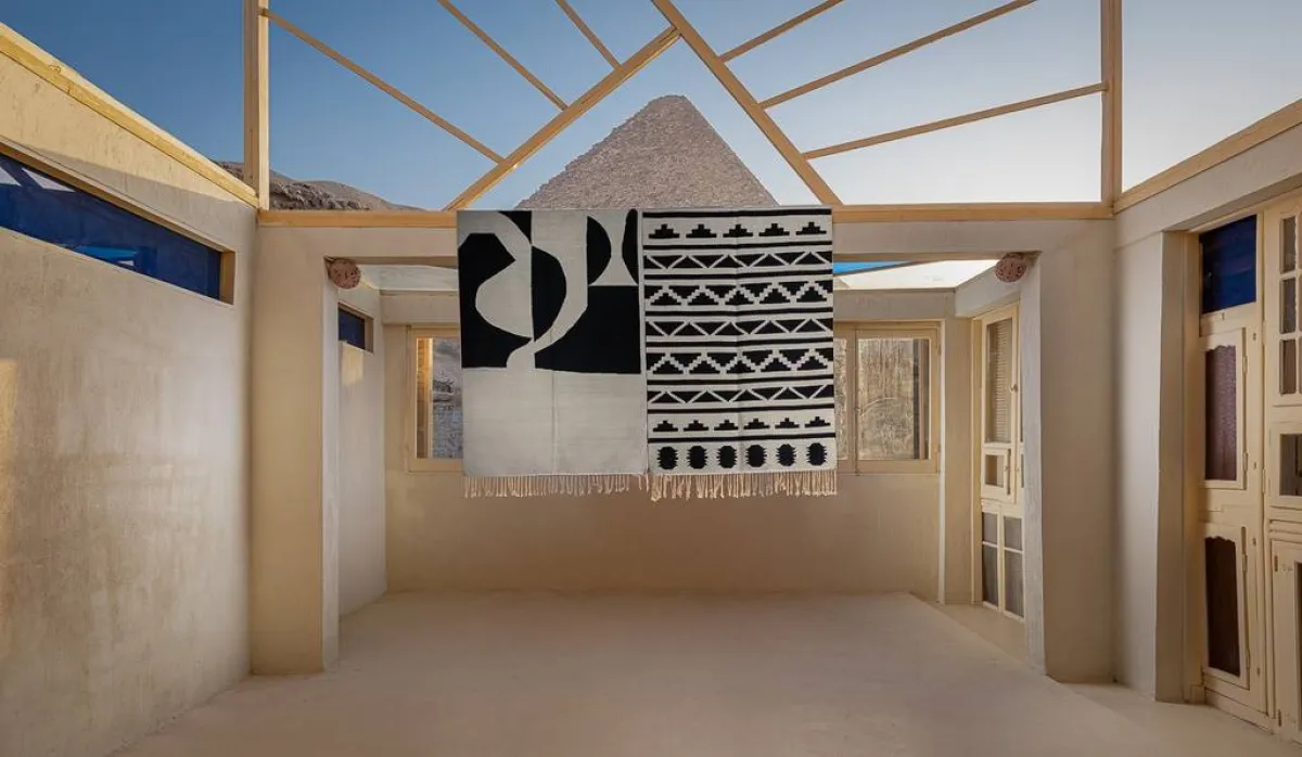 في مصر، هناك بعض المصمّمين المتمسّكين بصنع الكليم اليدوي، كما بتحديثه