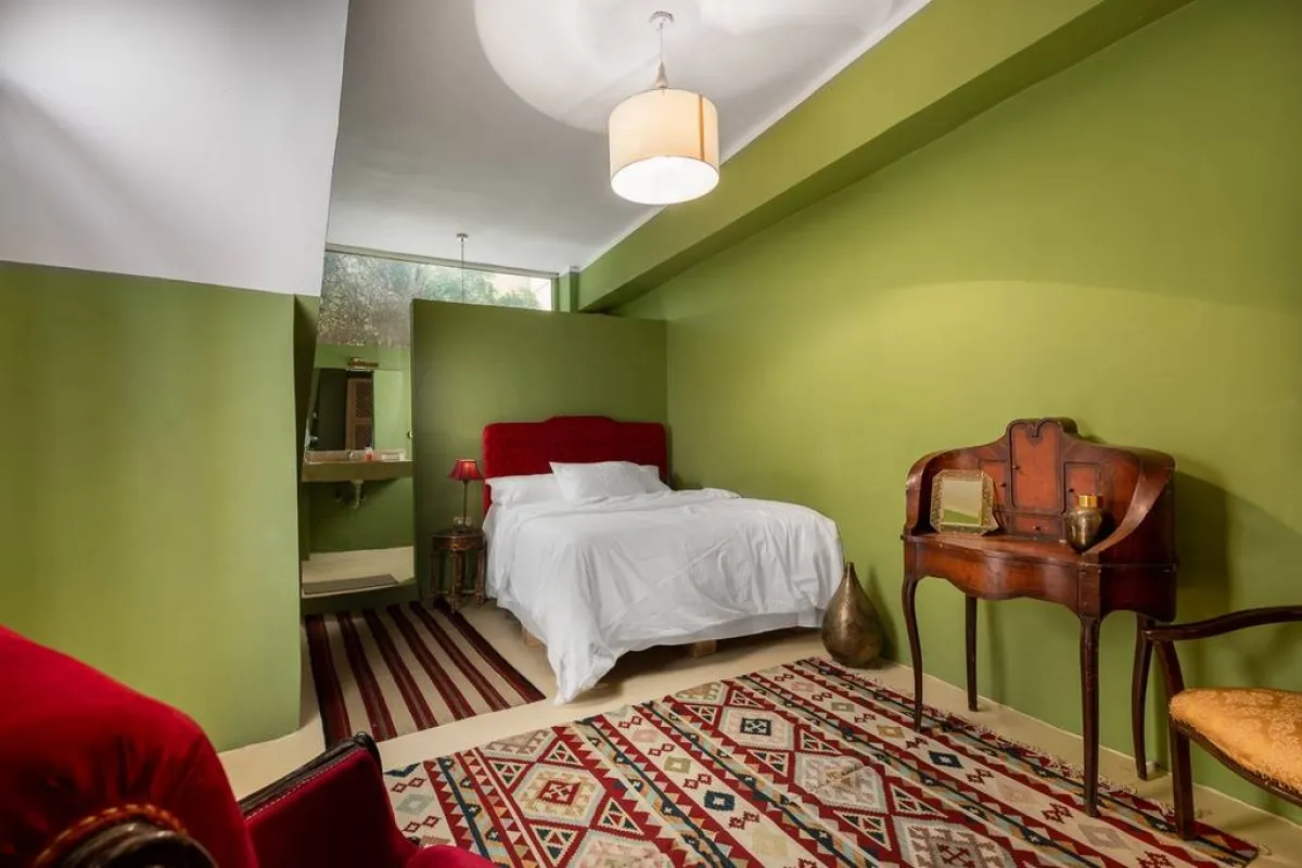 حضور البساط العصري، على الأرضيّة، يهدف إلى "تلوين" مشهد الديكور