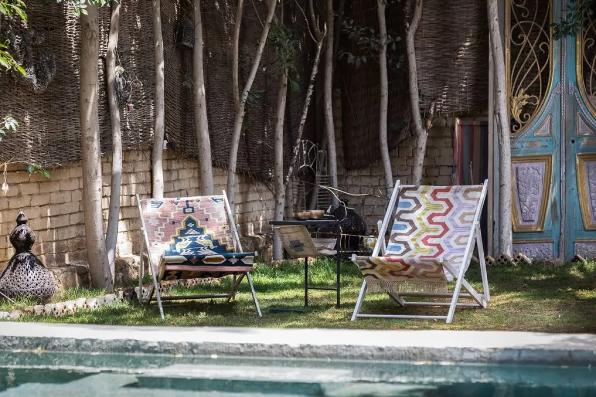 هناك قطع منزليّة أخرى أساسها الكليم، في المنزل العصري، منها: كراسي "الشيزلونج