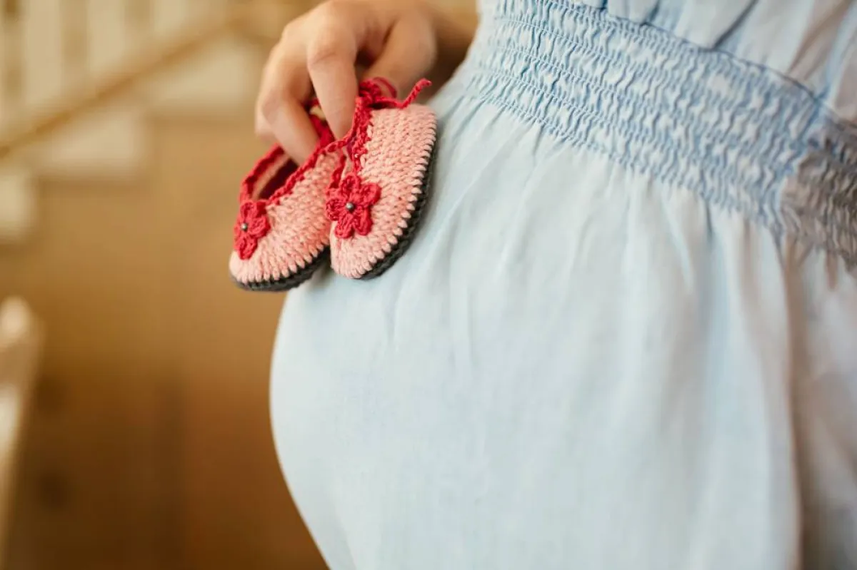 صورة لامرأة حامل ببنت