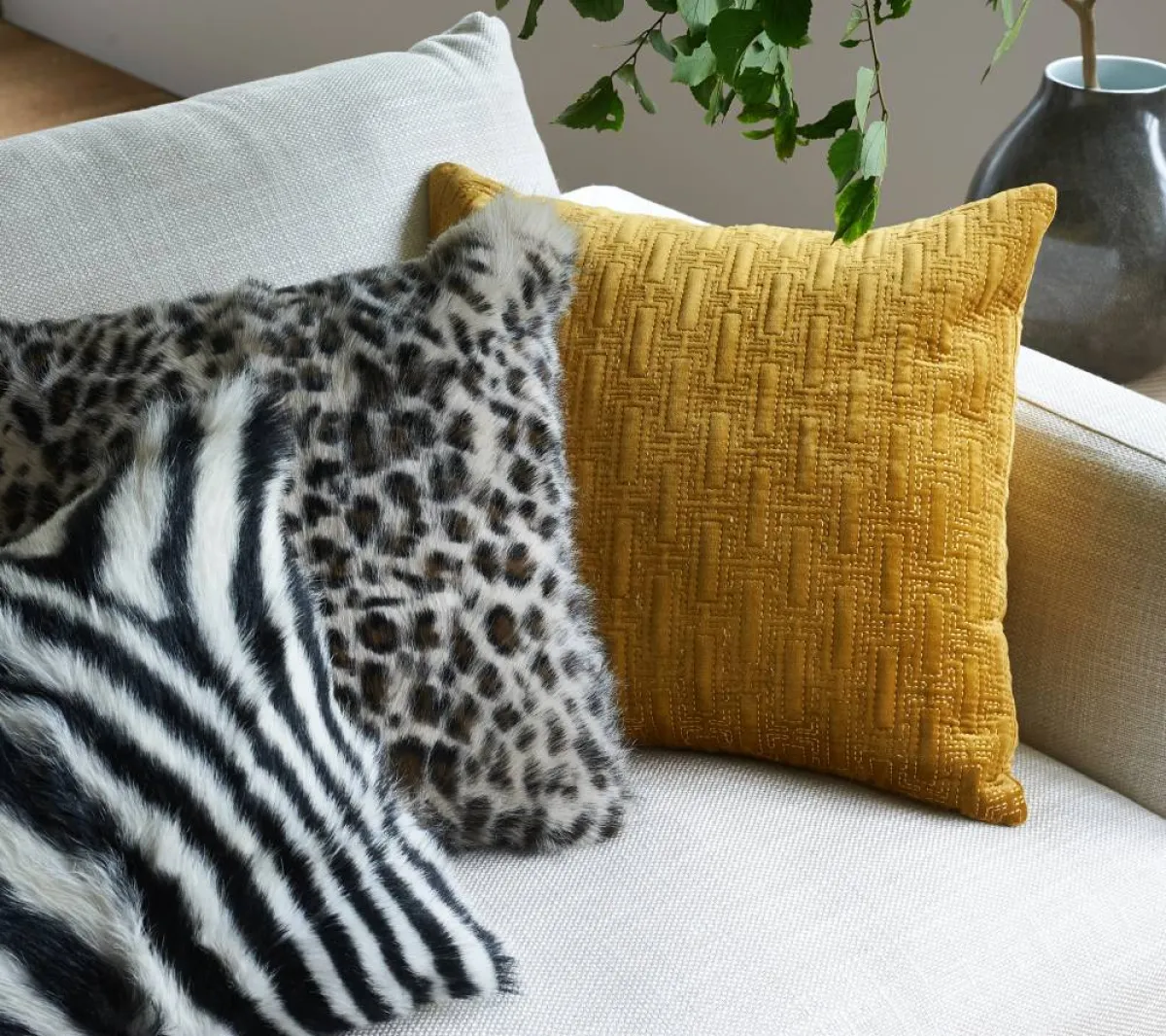 وسادة باللون الأصفر