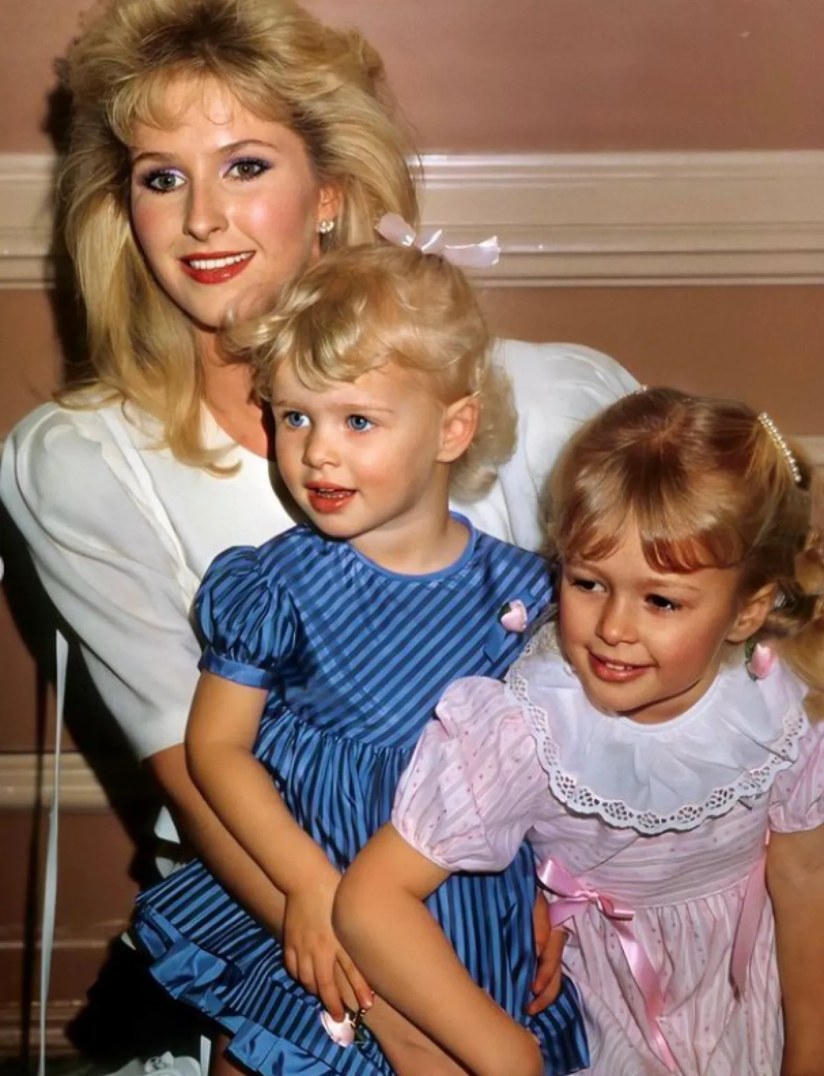 نيكي هيلتون تعايد والدتها في يوم الأم