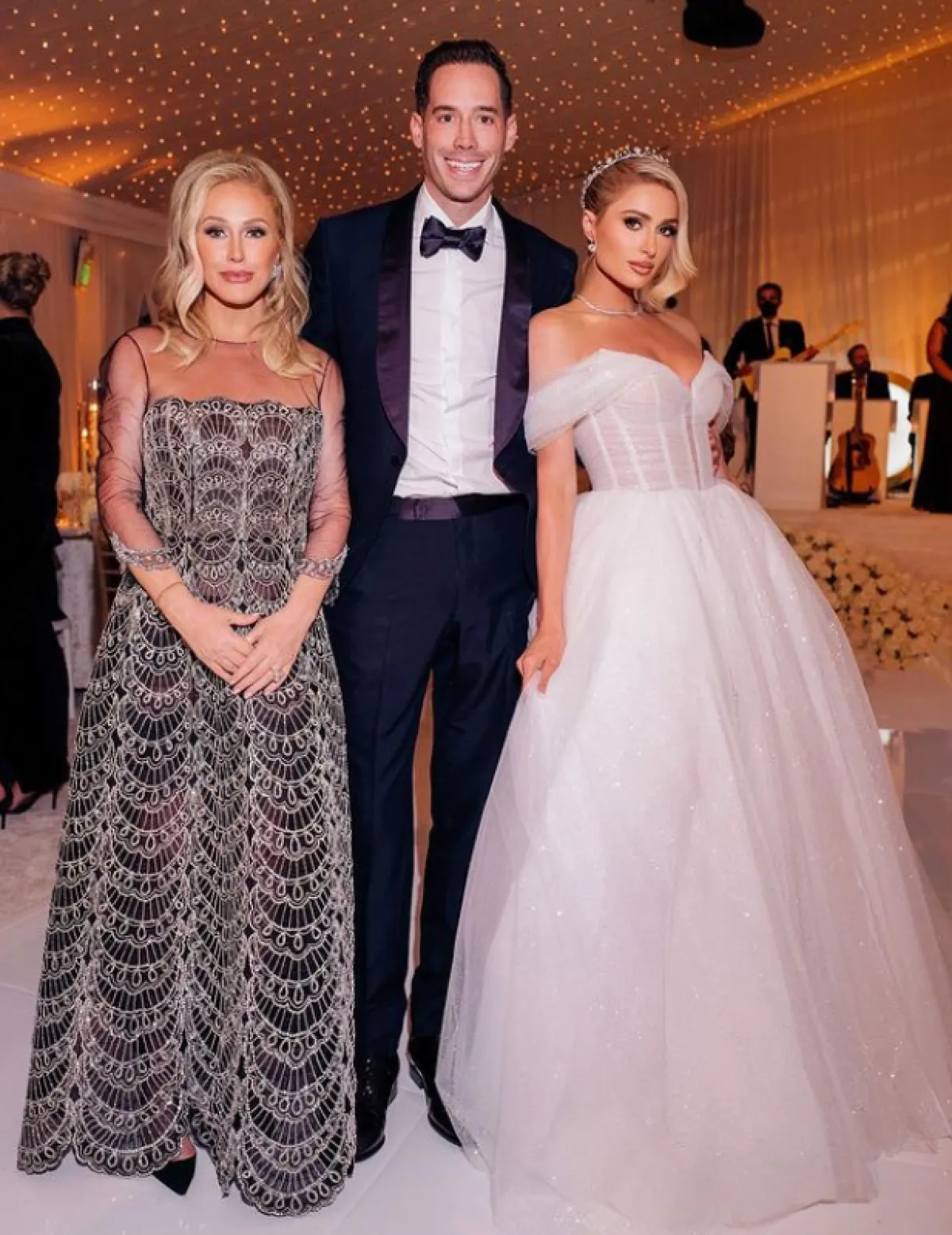 نيكي هيلتون تعايد والدتها في يوم الأم