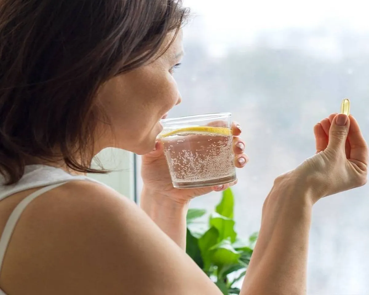 صورة لحامل تتناول مكملات فيتامين د