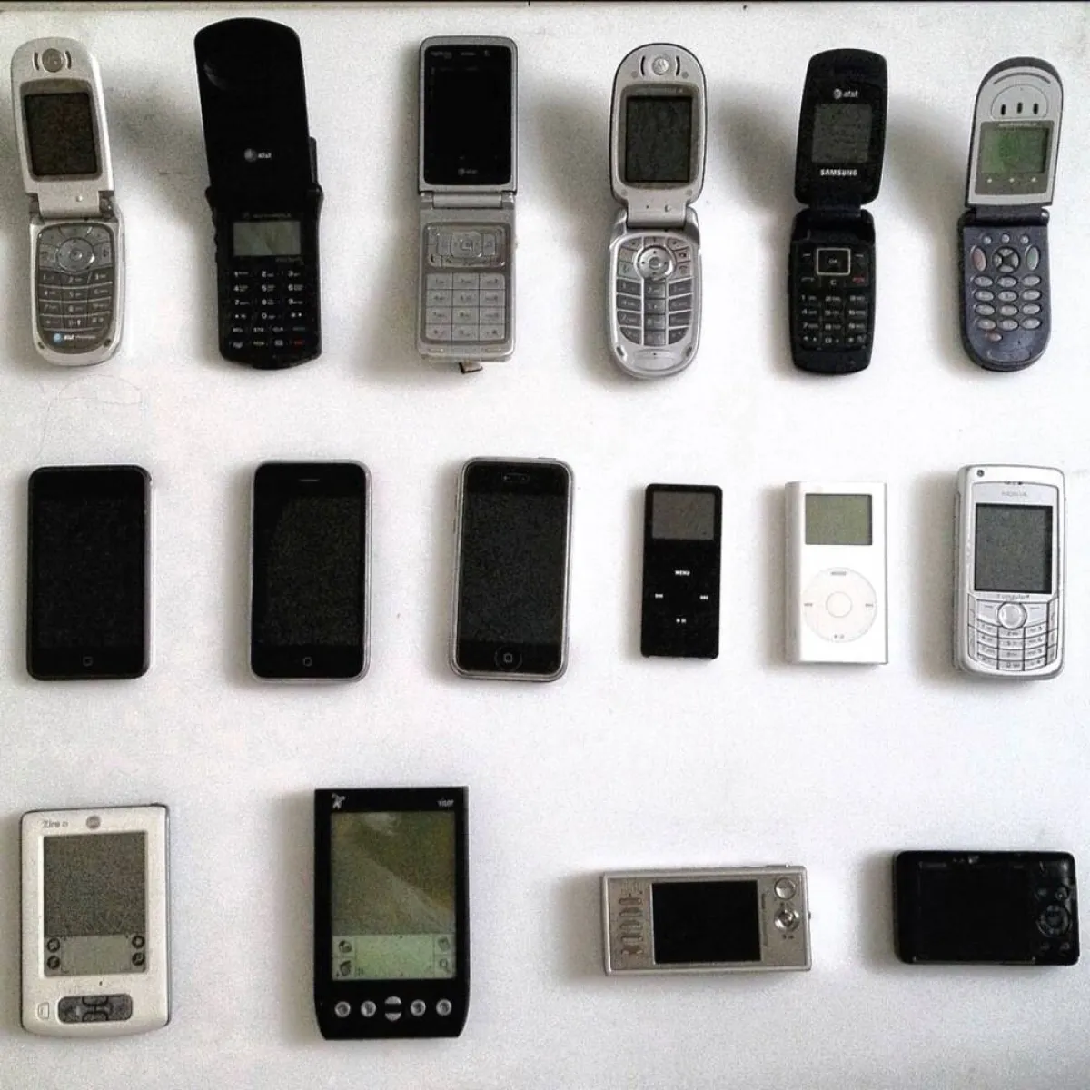 صورة موديلات قديمة للهواتف الجوالة