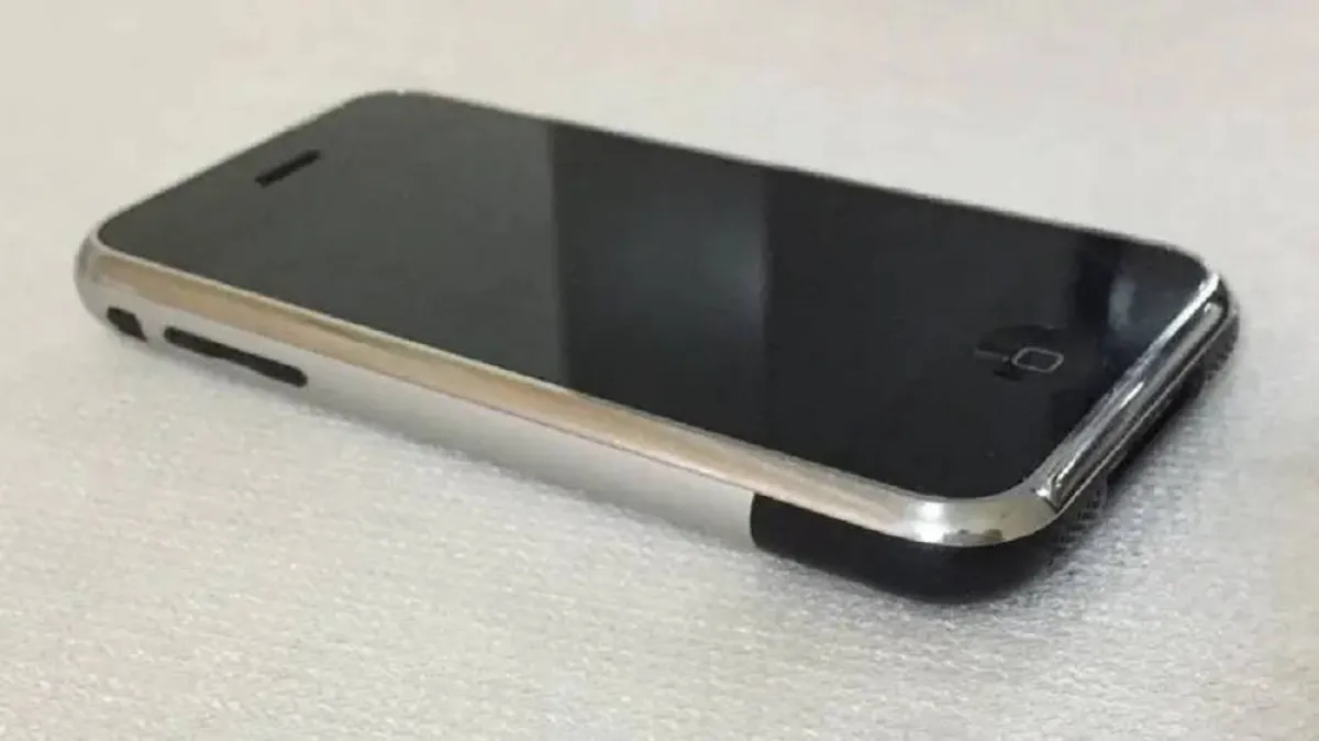 صورة أول هاتف آيفون يتم إصداره من شركة أبل