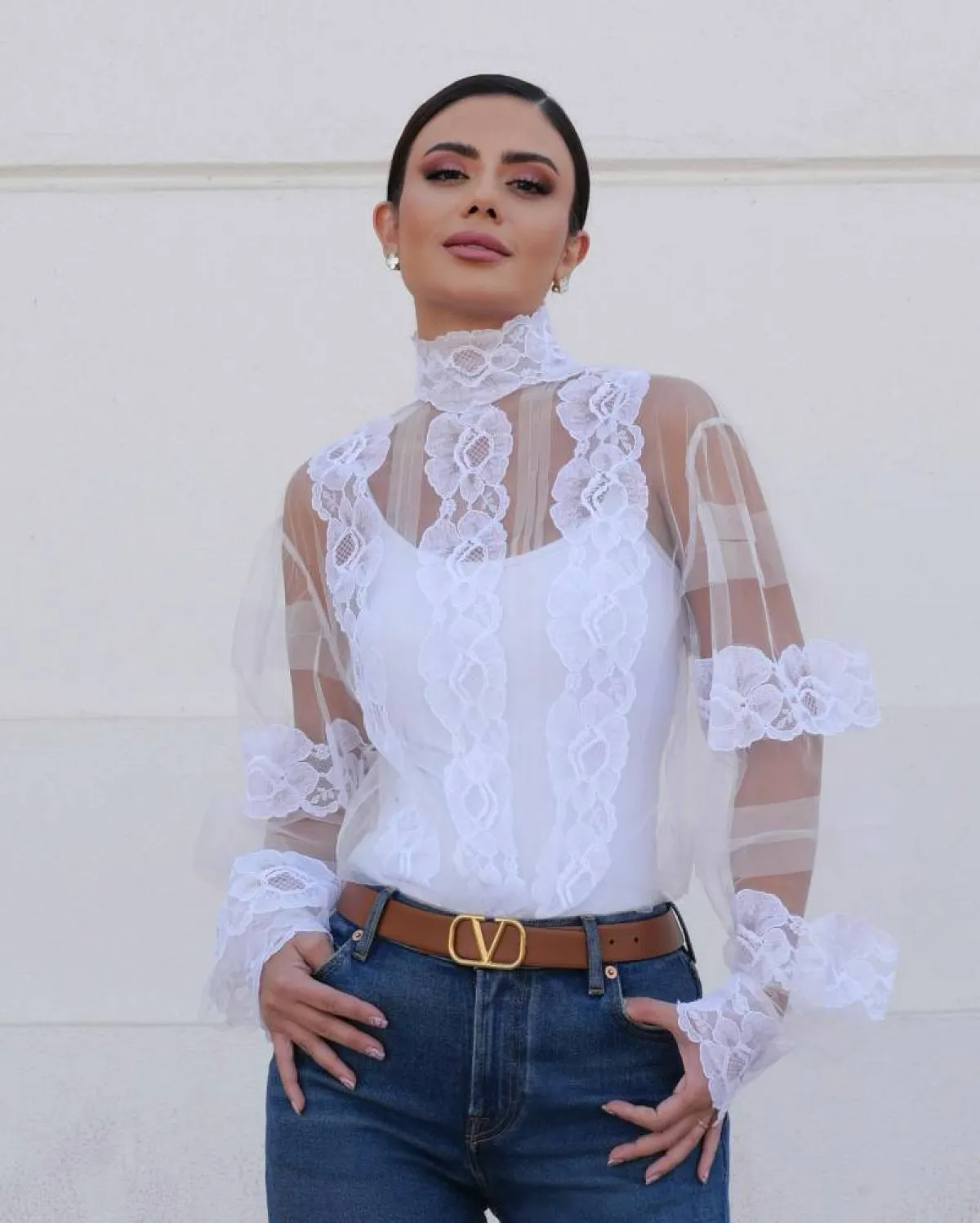 ديما الأسدي ببلوزة  باللون الأبيض  