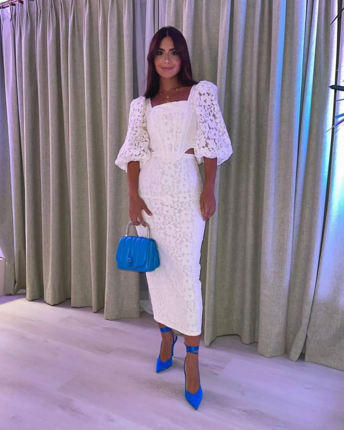 ديما الأسدي بفستان باللون الأبيض  